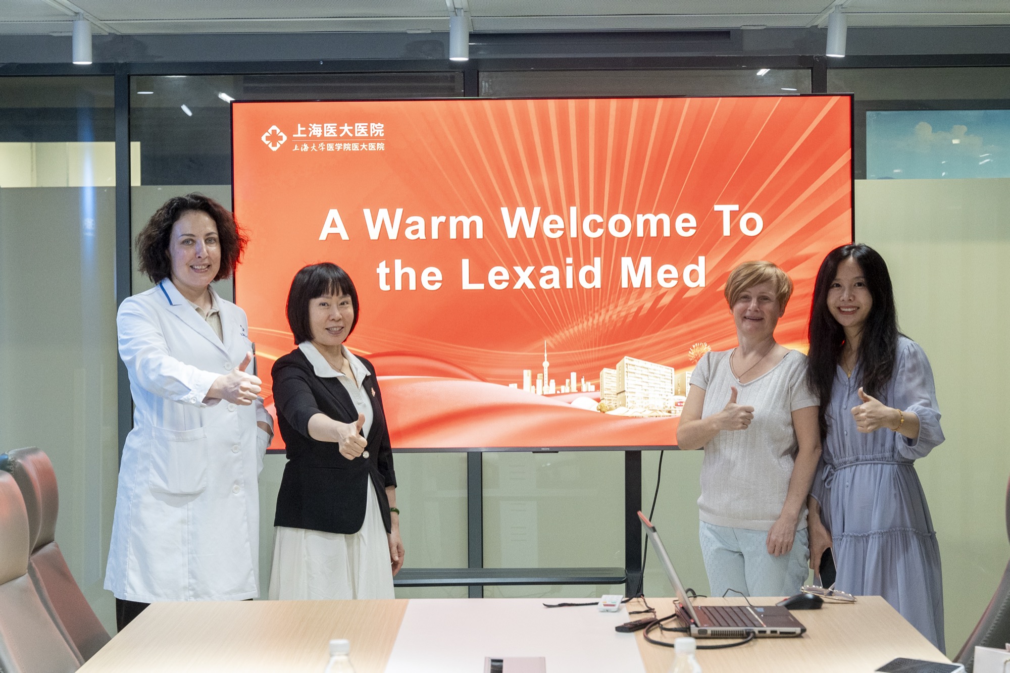 Welcome screen and group photo at Shanghai Yida Hospital for Lexaid Med