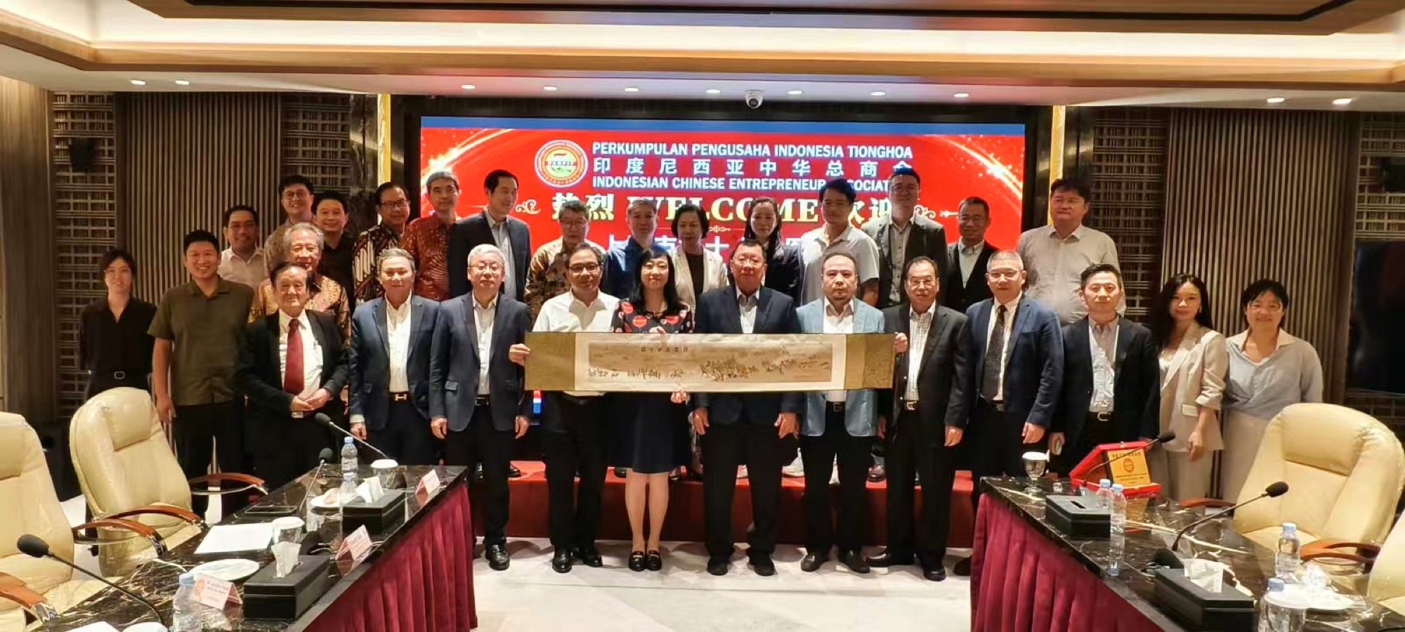 Group photo with Indonesian Chinese Entrepreneur Association during Lexaid Indonesia visit gift exchange