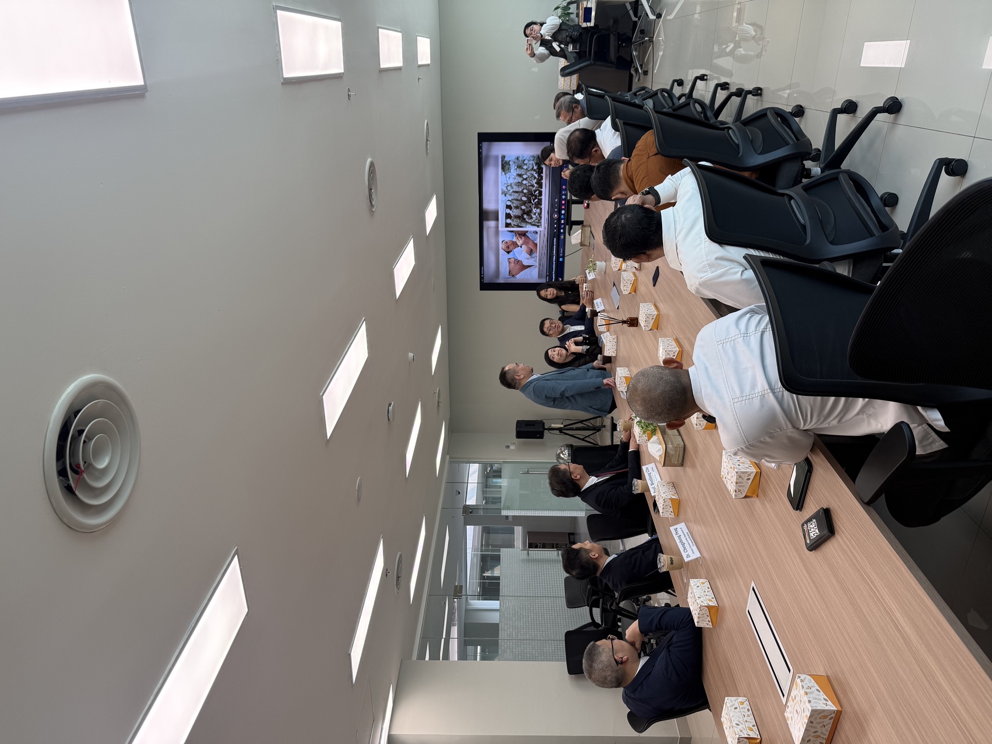 Shanghai medical experts in dialogue with Indonesian hosts during the Indonesia visit